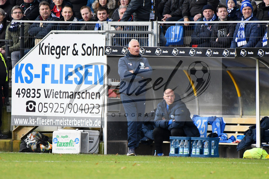20200201_MEPCHE_0083 | Fußball, Herren: Trainer Christian Neidhart (SV Meppen) schaut waehrend des Spiels der 3. Liga zwischen SV Meppen und Chemnitzer FC in der Haensch-Arena am 01.02.2020 in Meppen, Deutschland. DFB / DFL REGULATIONS PROHIBIT ANY USE OF PHOTOGRAPHS AS IMAGE SEQUENCES AND/OR QUASI-VIDEO. - Realisiert mit Pictrs.com