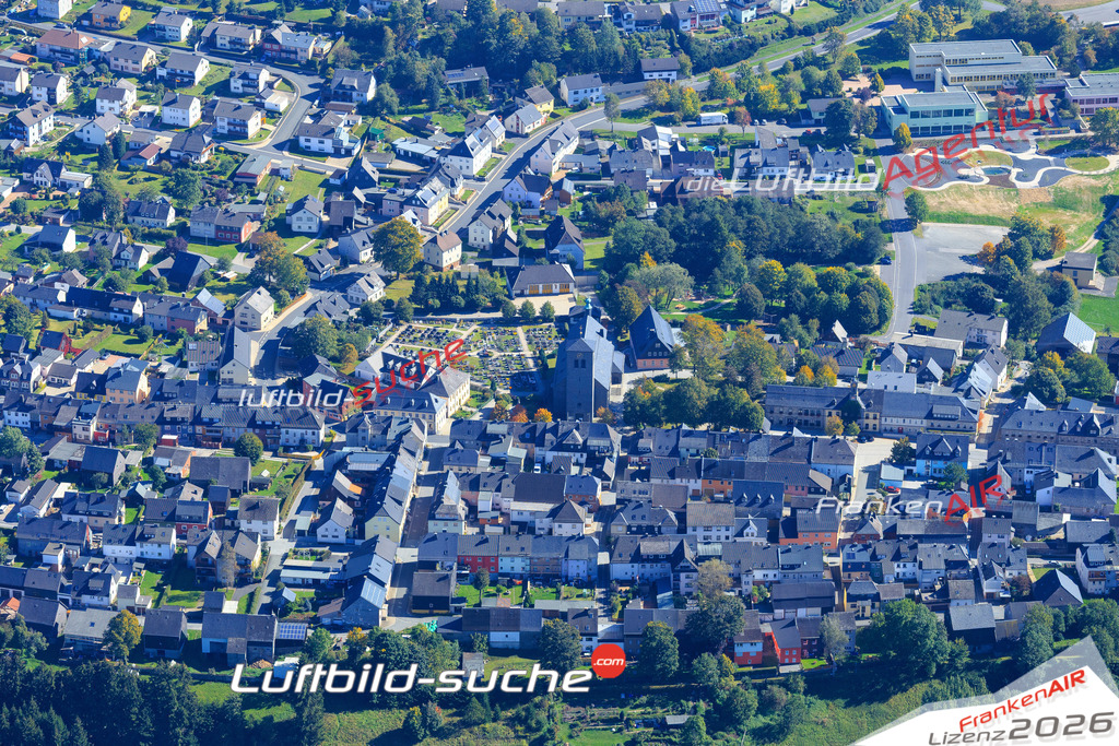 Die Luftaufnahme der Stadt Teuschnitz wurde vom UL-Flugzeug heraus erstellt ( keine Drohne )- hohe Auflösung für beste Qualität