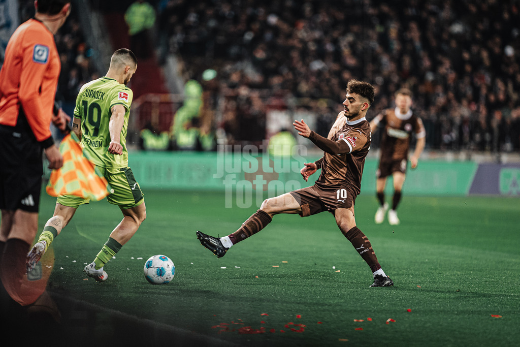 Fußball | Männer | Saison 2024/2025  | Fußball-Bundesliga | 26. Spieltag | FC St. Pauli vs. TSG Hoffenheim | 14.03.2025 | v.l. David Jurasek (#19, TSG Hoffenheim) gegen Danel Sinani (#10, FC St. Pauli)