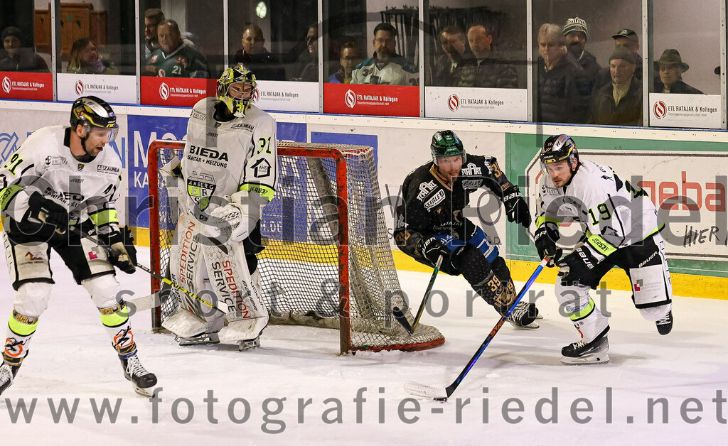 2024-02-16_110_TSV_Erding_gegen_ERSC_Amberg | Erding, Deutschland, 16.02.2024:
Eishockey, Bayernliga Playoffs 2023 / 2024, 1. Spieltag, TSV Erding gegen ERSC Amberg, Endergebnis: 1:2

Torwart Timon Bätge (ERSC Amberg, #31), Thomas Plihal (Erding Gladiators, #39), Kevin Schmitt (ERSC Amberg, #19)

Foto: Christian Riedel / fotografie-riedel.net