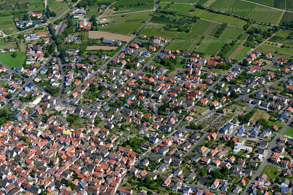 3650068 | THüNGERSHEIM 31.08.2016 Altstadtbereich und Innenstadtzentrum  in Thüngersheim im Bundesland Bayern, Deutschland // Old Town area and city center  in Thüngersheim in the state Bavaria, Germany Foto: Gerhard Launer