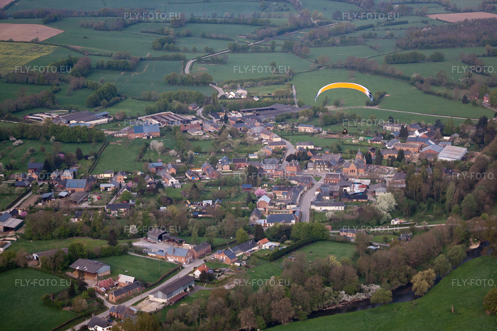 Vue aérienne: Vue de la ville à Autreppes dans le département Aisne, France. Photo: IMG_39951.jpg prise le 17/04/2011 par Werner Riehm/FLY-FOTO.eu – Résolution de l'original: 4752 x 3168 px