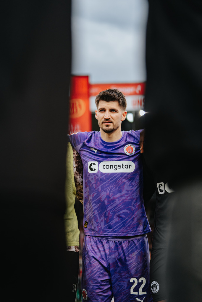 FCS08866 | Der offizielle Shop für FC St. Pauli Fotos. Wähle aus Spielszenen & Fanmomenten dein FCSP Wunschformat. Wir liefern Millerntor-Atmosphäre.