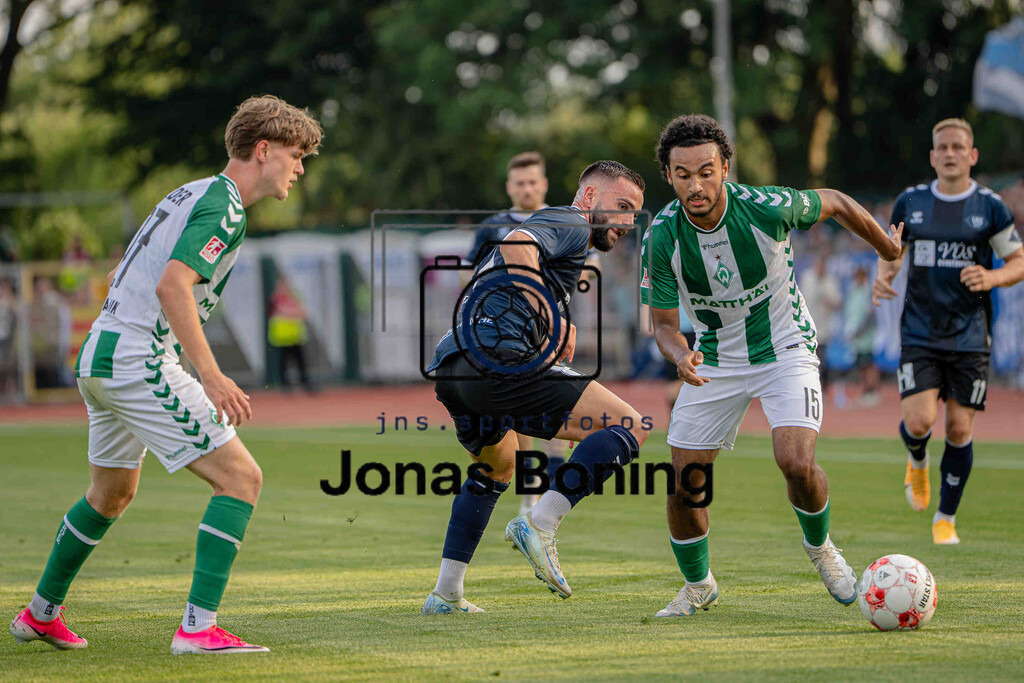 Fußball I Herren I Saison 2026-2027 I Regionalliga Nord I 1. Spieltag I SV Werder Bremen U23 - VfB Oldenburg I 05768 | Jannes Ossadnik (27, SV Werder Bremen II), Leon Demaj (10, VfB Oldenburg) und Mario Mbassi (15, SV Werder Bremen II) - Realisiert mit Pictrs.com