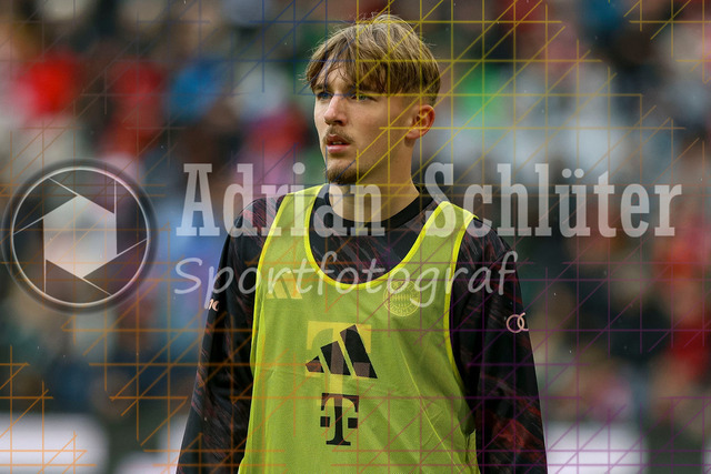 Borussia Mönchengladbach vs FC Bayern München - Bundesliga  | Mönchengladbach, Deutschland, 25.10.25:   Lennart Karl (FC Bayern München) schaut waehrend des Spiels der Bundesliga zwischen Borussia Mönchengladbach vs FC Bayern München im Stadion im Borussia Park(Foto von Brauer-Fotoagentur / Adrian Schlueter)