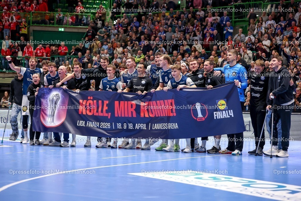 BHC18122501120 | 18.12.2025, Handball, Viertelfinale DHB-Pokal, Bergischer HC - MT Melsungen, Unihalle Wuppertal: Der BHC Feiert den 30:23 Sieg gegen Melsungen und freut sich über den EInzug ins Final4 Halbfinale in Köln. banner Schriftzug Kölle Mir Kumme! 