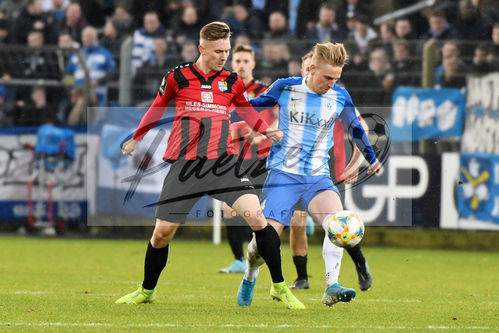 20200201_MEPCHE_0075 | Fußball, Herren: Erik Tallig (Chemnitzer FC) und Willi Evseev (SV Meppen) im Zweikampf waehrend des Spiels der 3. Liga zwischen SV Meppen und Chemnitzer FC in der Haensch-Arena am 01.02.2020 in Meppen, Deutschland. DFB / DFL REGULATIONS PROHIBIT ANY USE OF PHOTOGRAPHS AS IMAGE SEQUENCES AND/OR QUASI-VIDEO. - Realisiert mit Pictrs.com
