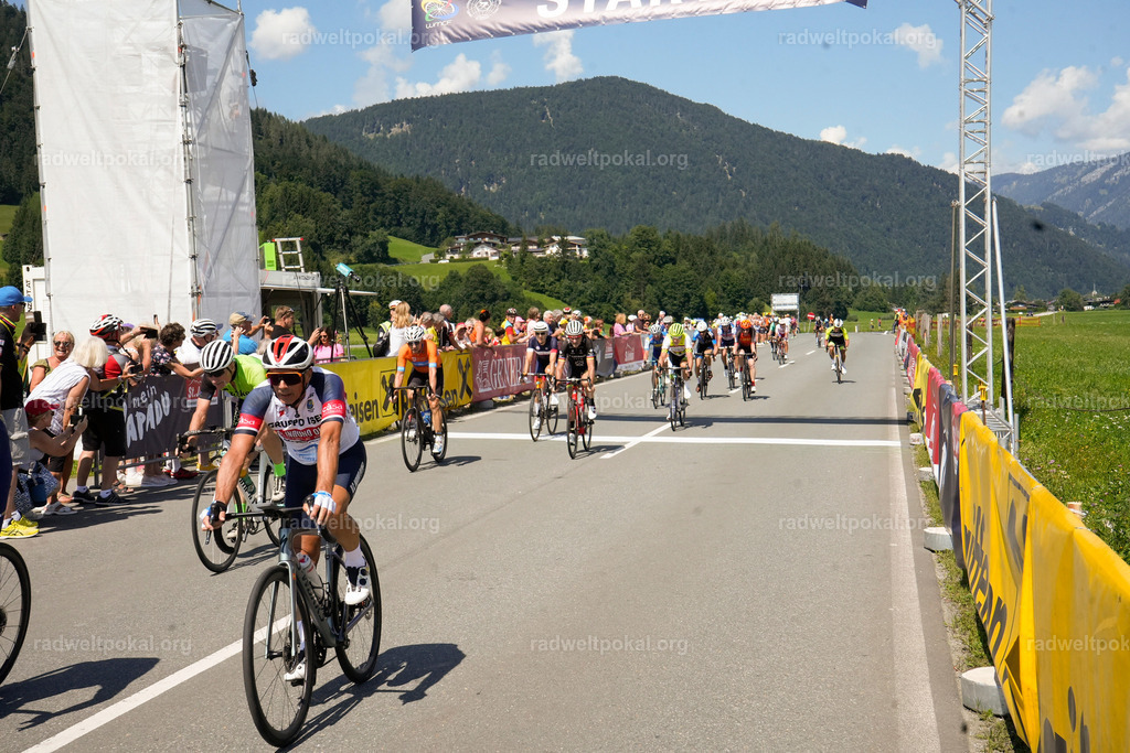 676_20230817_Bewerb_Maenner_Muehlanger | AUT - OESTERREICH, 2023-08-16: SPORT RENNRAD-FAHREN - 55. INTERNATIONALER RADWELTPOKAL IN ST. JOHANN IN TIROL  - Vintage-Radrennen mit WM-Bronze-Medaillen-Siegerin Christina Schweinberger, den Teilnehmer und Alexander Baumann (vom Orginastions-Team) - TAG 2 BEWERB MAENNER IN SECHS GRUPPEN  ; Foto: Roland Muehlanger