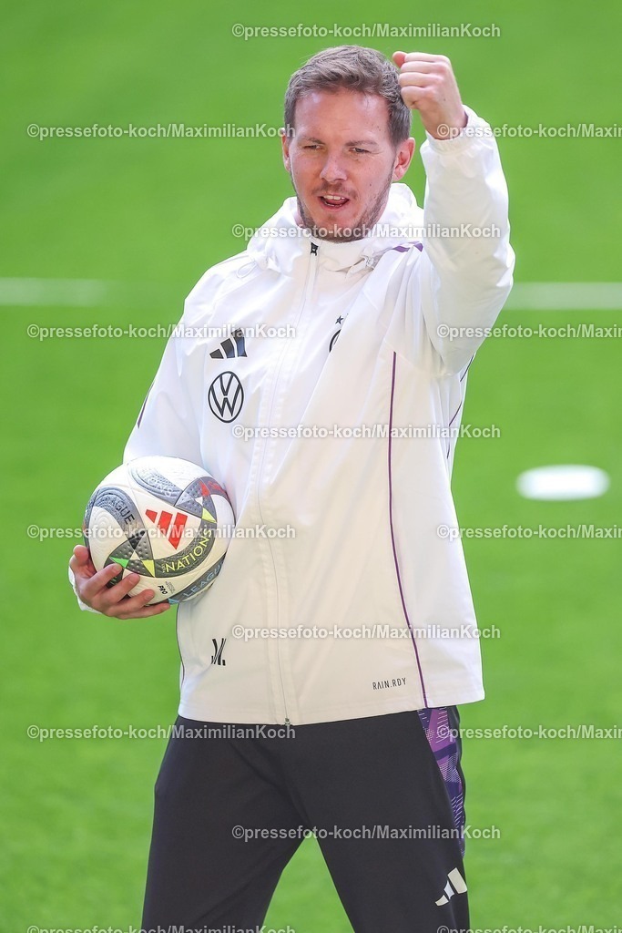 DFB22032502005 | 22.03.2025, Fußball, Abschlusstraining und Pressekonferenz vor dem Nations League  Viertelfinale Deutschland - Italien, Signal Iduna Park, Saison 2024 2025: Bundestrainer Julian Nagelsmann (GER #hc) jubelnd Jubel Freude gestik gestikulierendDFB regulations prohibit any use of photographs as image sequences and or quasi-video.