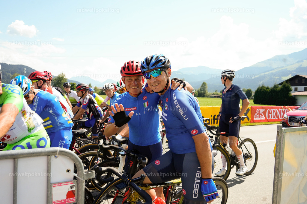 352_20230817_Bewerb_Maenner_Muehlanger | AUT - OESTERREICH, 2023-08-16: SPORT RENNRAD-FAHREN - 55. INTERNATIONALER RADWELTPOKAL IN ST. JOHANN IN TIROL  - Vintage-Radrennen mit WM-Bronze-Medaillen-Siegerin Christina Schweinberger, den Teilnehmer und Alexander Baumann (vom Orginastions-Team) - TAG 2 BEWERB MAENNER IN SECHS GRUPPEN  ; Foto: Roland Muehlanger