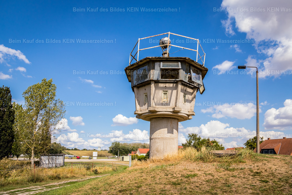 innerdeutsche Grenze Grünes Band Hötensleben-7538 | Der Grenzturm BT-11 in Hötensleben erinnert an die Zeit der deutschen Teilung und ist heute Teil der Gedenkstätte am Grünen Band. Der original erhaltene Beobachtungsturm und die Grenzanlagen vermitteln eindrucksvoll die Geschichte der innerdeutschen Grenze und stehen als Mahnmal für Frieden und Freiheit. ---Weitere Fotografien vom Grünen Band und aus dem Landkreis Börde finden Sie über den Menüpunkt „Luftbilder von Sachsen-Anhalt“. - Realisiert mit Pictrs.com