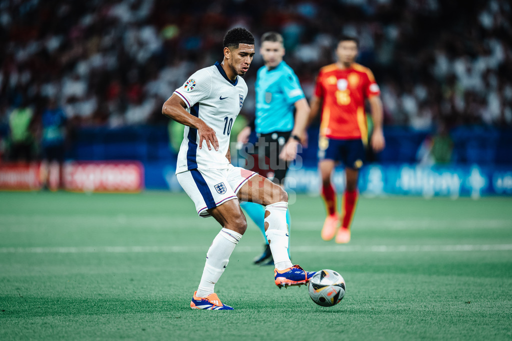Fußball | Herren | UEFA-Fußball-Europameisterschaft 2024 | Finale | Spanien vs. England | 14.07.2024 | Jude Bellingham (#10, England) mit dem Ball