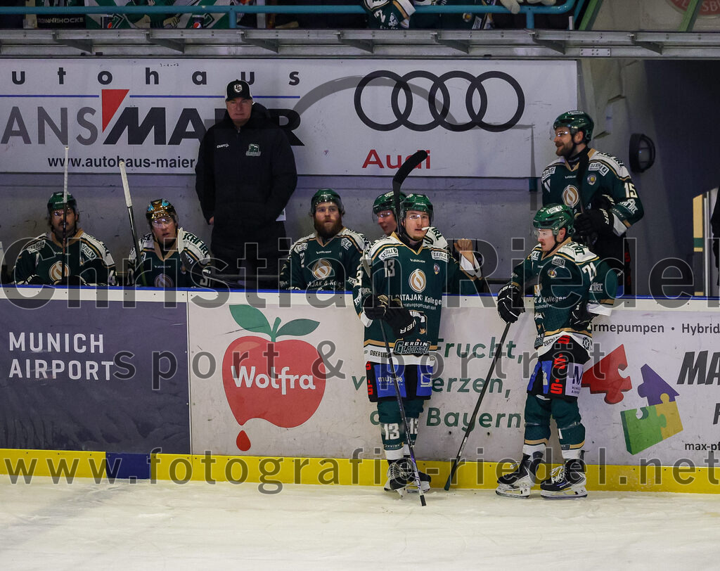 2026-01-18_071_TSV_Erding_gegen_Selber_Woelfe | Erding, Deutschland, 18.01.2026:Eishockey, Oberliga Süd 2025 / 2026, 38. Spieltag, TSV Erding gegen Selber Wölfe, Endergebnis: 2:3 n.V.Teamchef Thomas Daffner (Erding Gladiators), Björn Salhi (Erding Gladiators, #13), Erik Modlmayr (Erding Gladiators, #21)Foto: Christian Riedel / fotografie-riedel.net