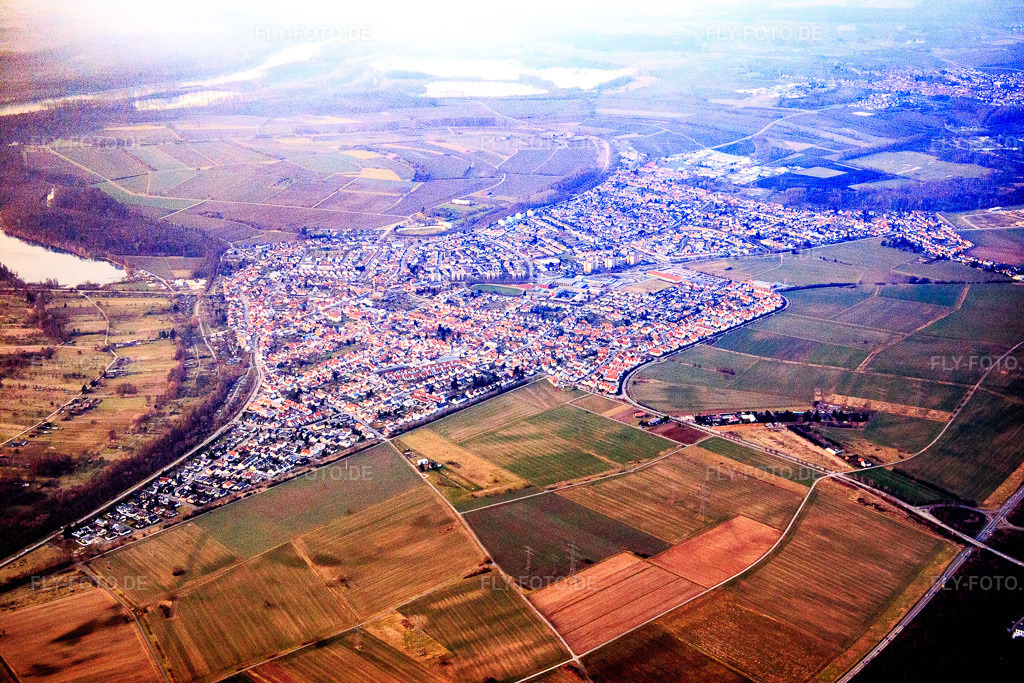 Luftbild: Ortsansicht von Südosten im Ortsteil Linkenheim in Linkenheim-Hochstetten im Bundesland Baden-Württemberg in Deutschland. Foto: IMG_076625.jpg vom 13.02.2015 durch Werner Riehm/FLY-FOTO.de