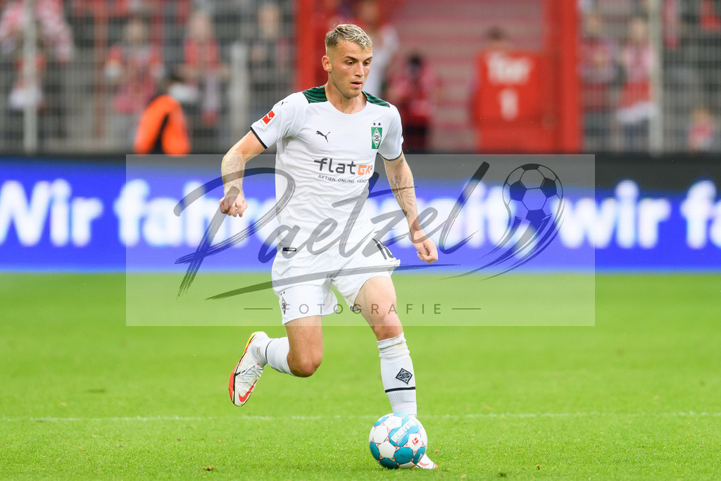 FCUBMG20210829_248 | Fussball, Herren: Jordan Beyer (Borussia Moenchengladbach) in Aktion, am Ball, Einzelaktion beim Spiel der 1. Bundesliga zwischen 1. FC Union Berlin und Borussia Moenchengladbach im Stadion An der Alten Foersterei am 29.08.2021 in Berlin, Deutschland. - Realisiert mit Pictrs.com