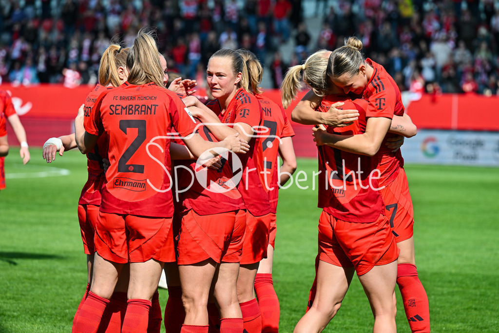 FC Bayern München - SC Freiburg | Die Spielerinnen des FC Bayern feiern die Meisterschaft nach dem Heimsieg gegen den SC Freiburg / Frauen Bundesliga: FC Bayern Muenchen - SC Freiburg, FC Bayern Campus am 27.04.2025
