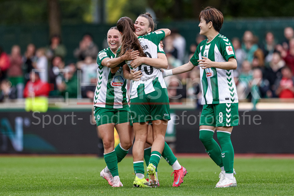 Fussball, Google Pixel Frauen-Bundesliga, SV Werder Bremen - RB Leipzig | v.li.: Chiara D Angelo (SV Werder Bremen, 2), Luna Vanzeir (SV Werder Bremen, 13), Torschützin Julia Magerl (SV Werder Bremen, 4) und Mei Shimada (SV Werder Bremen, 8) mit Torjubel, Jubel, jubeln, jubelt, optimistisch, Spielszene, Highlight, Freude über das Tor zum 2:0, DIE DFB-RICHTLINIEN UNTERSAGEN JEGLICHE NUTZUNG VON FOTOS ALS SEQUENZBILDER UND/ODER VIDEOÄHNLICHE FOTOSTRECKEN. DFB REGULATIONS PROHIBIT ANY USE OF PHOTOGRAPHS AS IMAGE SEQUENCES AND/OR QUASI-VIDEO.