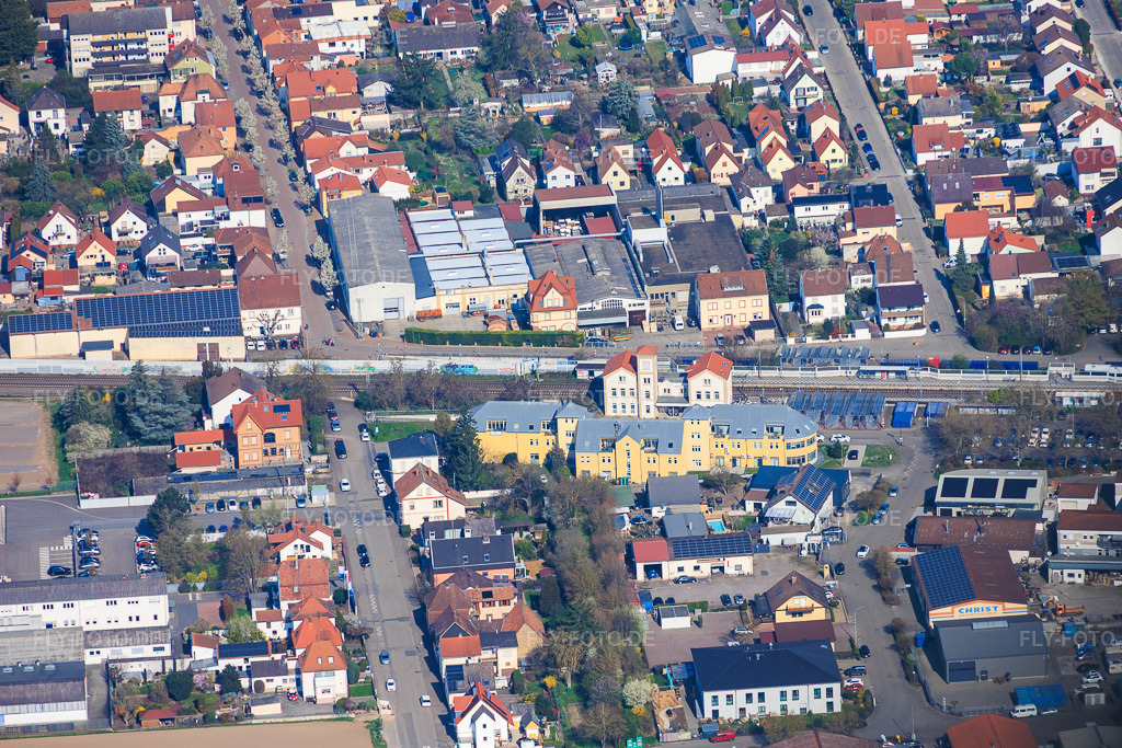 Luftbild: Bahnhof und Gewerbebau Am Bahnhofspl im Ortsteil Böhl in Böhl-Iggelheim im Bundesland Rheinland-Pfalz in Deutschland. Foto: IMG_153441.jpg vom 23.03.2026 durch Werner Riehm/FLY-FOTO.deAuflösung des Originals: 5159 x 3439 px