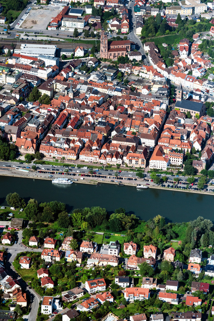 dr__0075749.jpg | EBERBACH 02.09.2021 Stadtzentrum im Innenstadtbereich am Ufer des Flußverlaufes der Neckar in Eberbach im Bundesland Baden-Württemberg, Deutschland. // City center in the downtown area on the banks of river course of Neckar in Eberbach in the state Baden-Wuerttemberg, Germany. Foto: Daniel Reiter