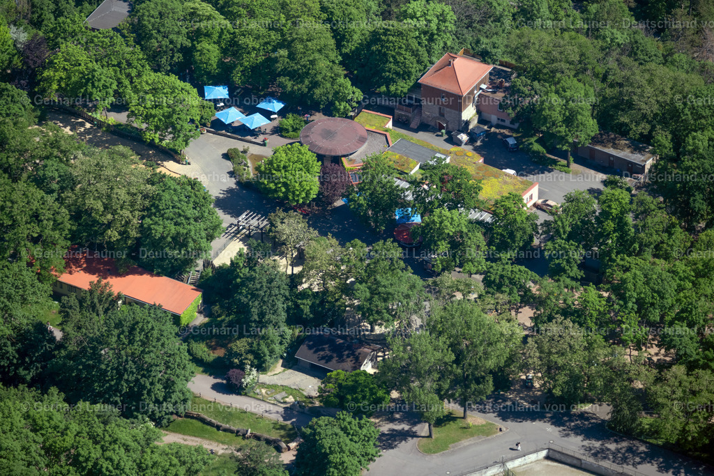 4045871 | ERFURT 14.06.2021 Tische und Sitzbänke der Freiluft- Gaststätten " Zoopark Gastronomie " im Ortsteil Hohenwinden in Erfurt im Bundesland Thüringen, Deutschland. Weiterführende Informationen bei: Thüringer Zoopark Erfurt. // Tables and benches of open-air restaurants " Zoopark Gastronomie " in the district Hohenwinden in Erfurt in the state Thuringia, Germany. Further information at: Thueringer Zoopark Erfurt. Foto: Gerhard Launer