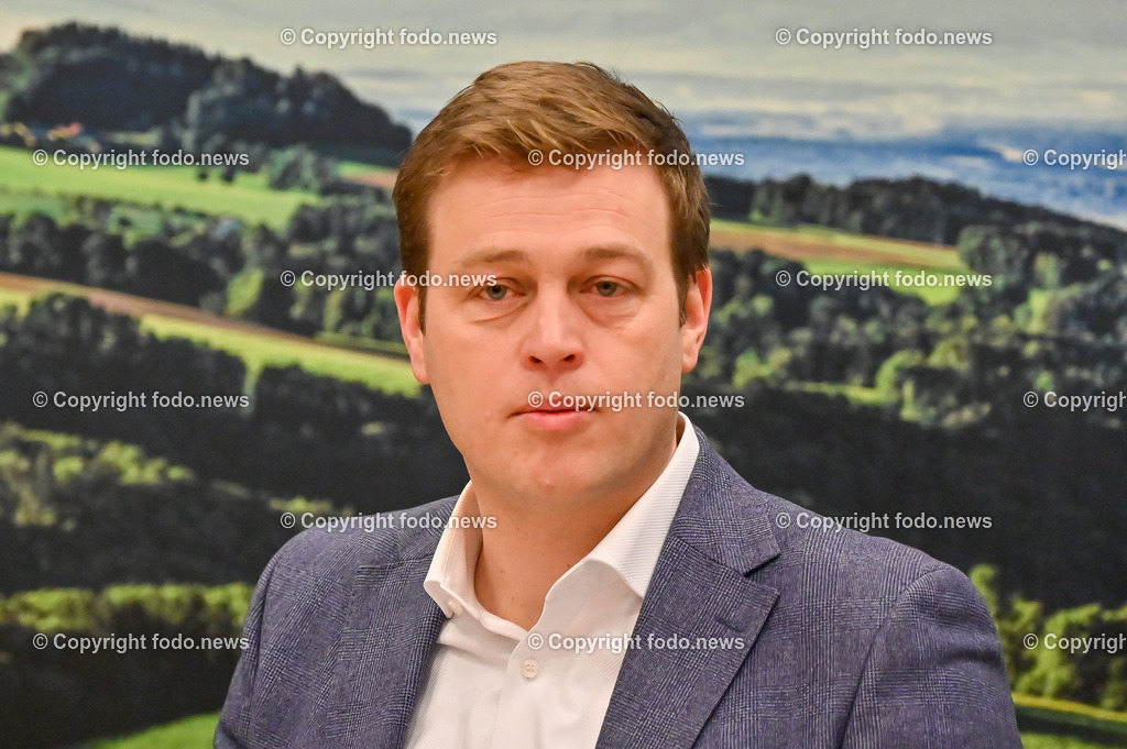 Pressekonferenz Die Grünen OÖ_ Energieoffensive für OÖ 2023_ 16.01.2023-6 | 16.01.2023, Presseclub Linz, AUT, Pressekonferenz Die Gruenen Ooe, Schwarz-Blau rutscht mit gewohnter Klimaschutz-Blockade ins neue Jahr - Gruene widmen 2023 der umfassenden Energieoffensive für Oberoesterreich und praesentieren weitere Schwerpunkte im Bild LR Stefan Kaineder (Die Gruenen)