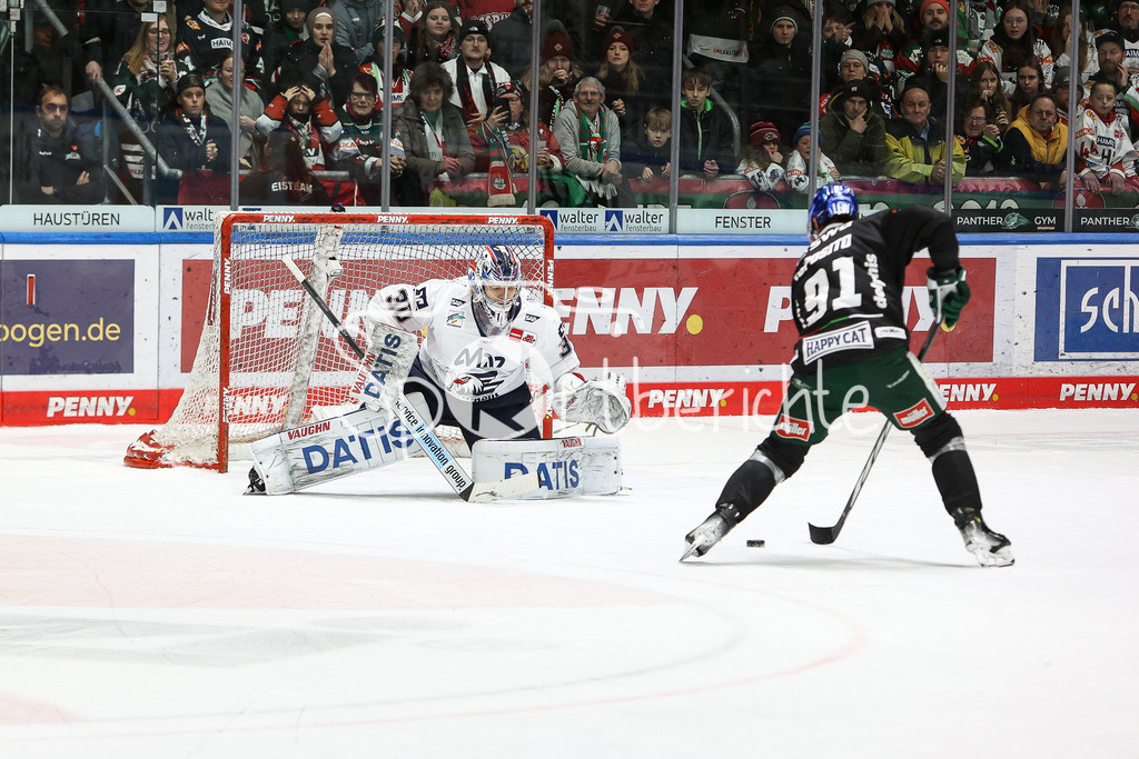 Augsburger Panther - Adler Mannheim | Arno TIEFENSEE (MERC #30)  muss ich beim Penalty von Luke ESPOSITO (AEV #91) geschlagen geben