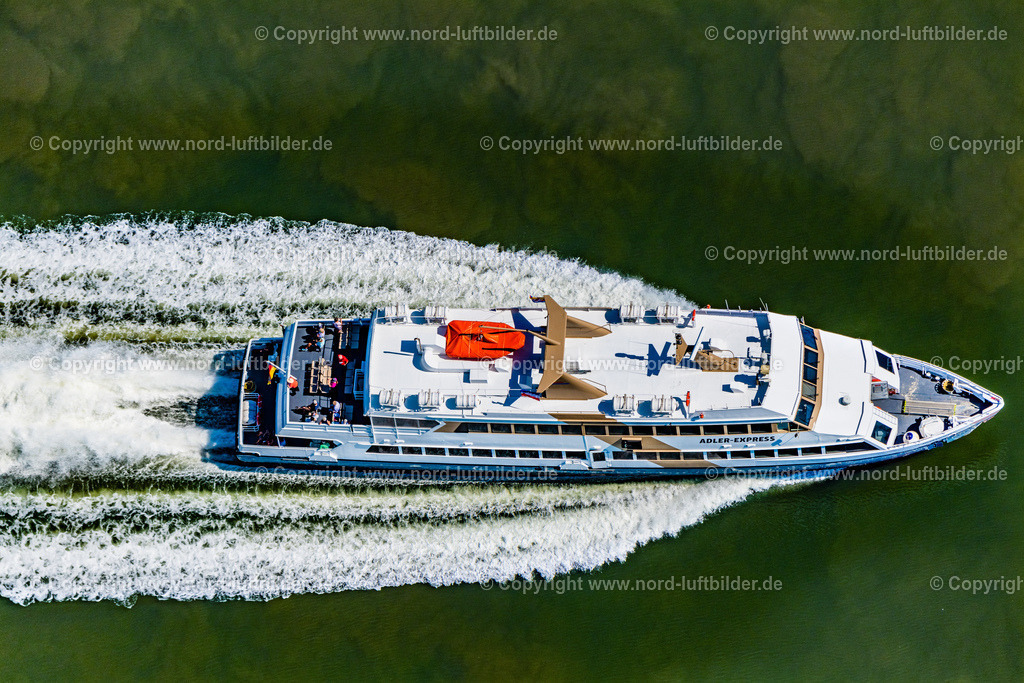 Adler_Express_Adler_Schiffe_ELS_8254130822 | NORDSTRAND 13.08.2022 Passagier- und Fahrgastschiff " Adler Express " in voller Fahrt nähe der Halbinsel Nordstrand im Wattenmeer im Bundesland Schleswig-Holstein, Deutschland. Weiterführende Informationen bei: Adler-Schiffe GmbH & Co. KG. // Passenger ship "Adler Express" at full speed near the peninsula Nordstrand in the Wadden Sea in the state Schleswig-Holstein, Germany. Further information at: Adler-Schiffe GmbH & Co. KG. Foto: Martin Elsen