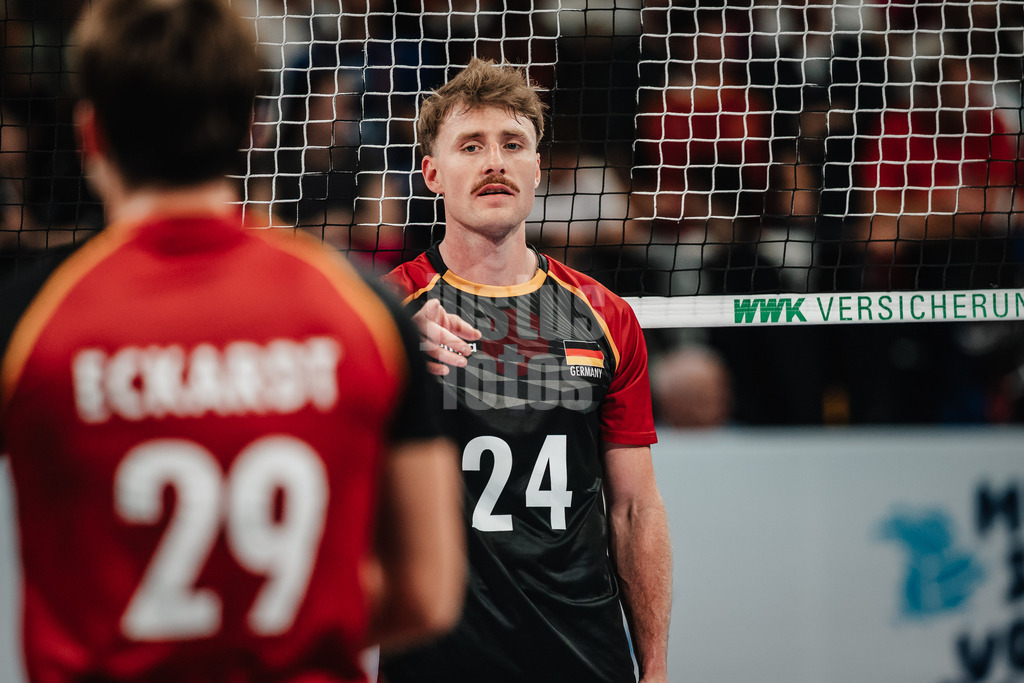 Volleyball | Männer | Testspiel | Deutschland vs. Italien | 26.05.2025 | Eric Burggräf (#24, Deutschland) rechts zeigt Richtung Moritz Eckardt (#29, Deutschland) links