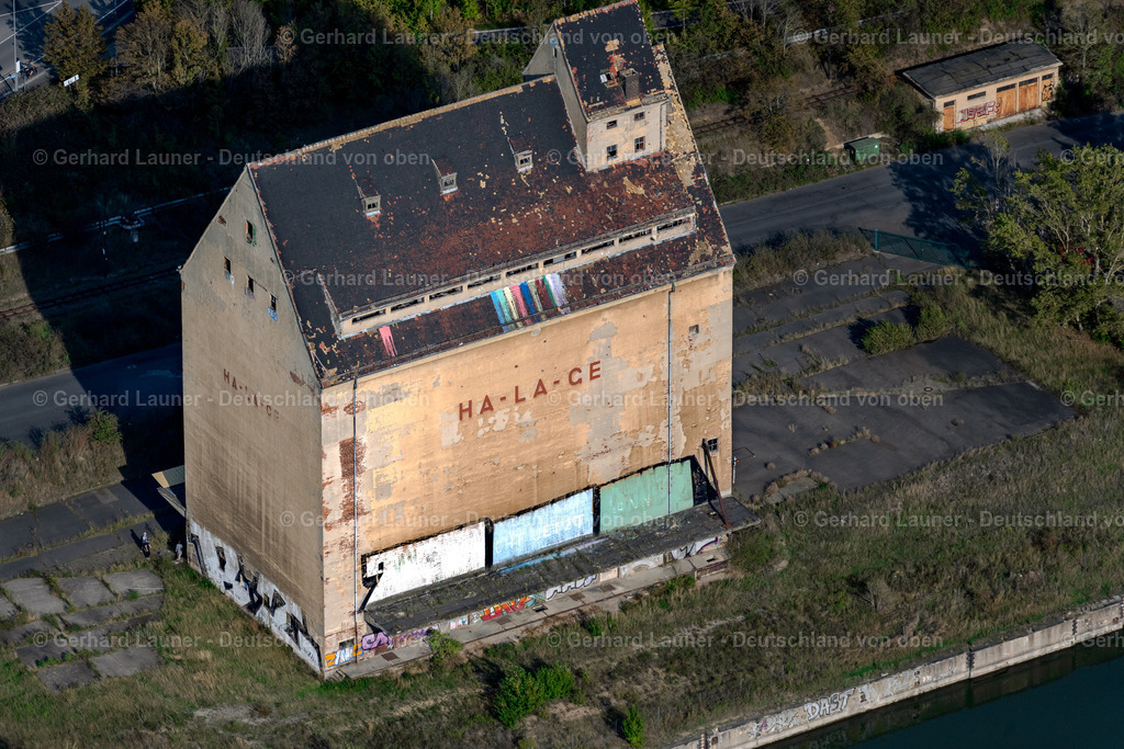 4040191 | LEIPZIG 14.09.2020 Hochsilo und Getreide- Speicher - Ruine der ehemaligen Hafen-Lager-Gesellschaft auch HA-LA-GE im Ortsteil Schönau in Leipzig im Bundesland Sachsen, Deutschland. // High silo and grain storage with adjacent storage ruins of the former port warehouse company also called HA-LA-GE in the district Schoenau in Leipzig in the state Saxony, Germany. Foto: Gerhard Launer