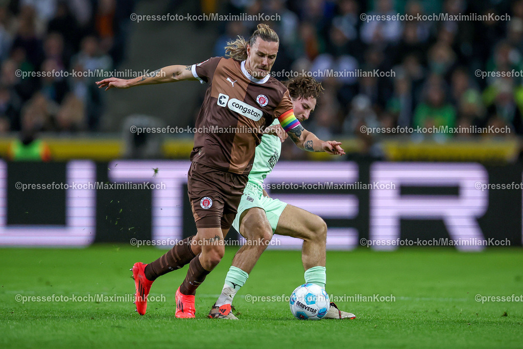 BMG24112401015 | 24.11.2024, Fußball, Borussia Mönchengladbach - FC St. Pauli, 1. Fußball Bundesliga, Borussia-Park, Saison 2024 2025: Jackson Irvine (St.Pauli #7) im Zweikampf gegen Rocco Reitz (Mönchengl. #27)DFB regulations prohibit any use of photographs as image sequences and or quasi-video.