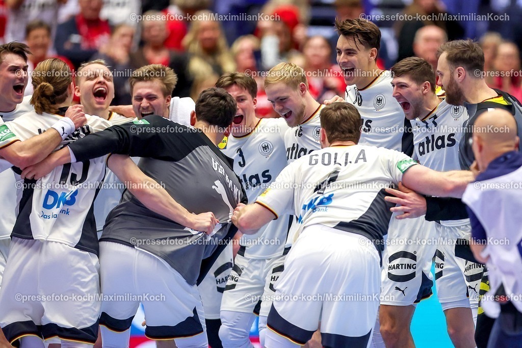 EHF22012601175 | 22.01.2026, Handball, Men's EHF EURO 2026, Deutschland - Portugal, Jyske Bank Boxen in Herning, Dänemark, Main Round: Abschlussjubel nach dem deutschen SIeg gegen Portugal.  Miro Schluroff (Germany #05)  Juri Knorr (Germany #15)  Justus Fischer (Germany #54)  Franz Semper (Germany #32)  Marko Grgic (Germany #71)  Nils Lichtlein (Germany #03)  Matthes Langhoff (Germany #13)  Julian Köster (Germany #18)  Johannes Golla (Germany #04)  Lukas Zerbe (Germany #17)  Andreas Wolff (Germany #33)  jubelnd auf dem Spielfeld 
