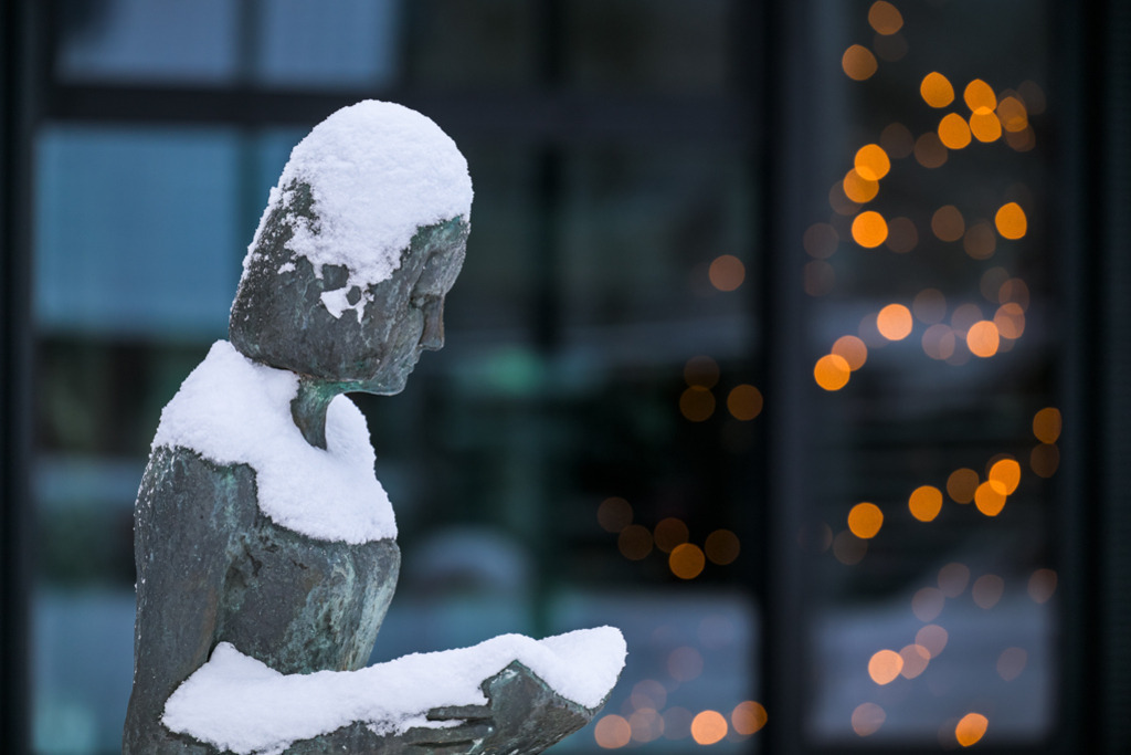 Die Lesende | Auflösung des Originals: 8097 x 5398 px. - Realisiert mit Pictrs.com