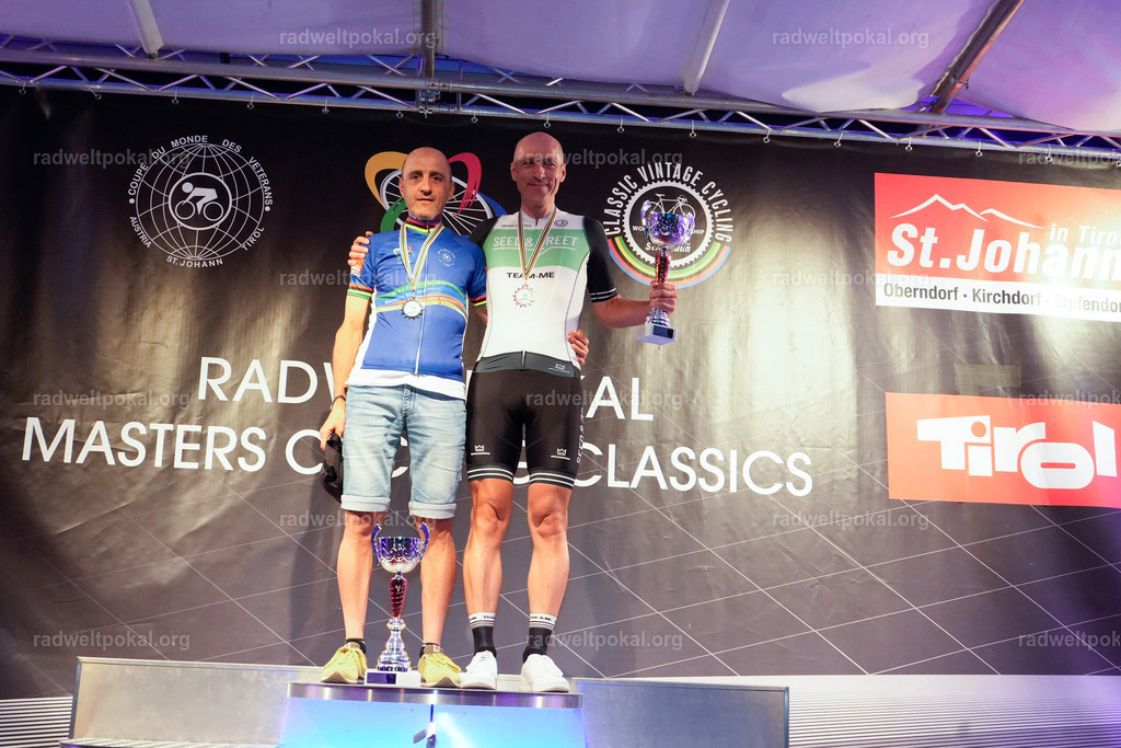 1325_20230817_Bewerb_Maenner_Muehlanger | AUT - OESTERREICH, 2023-08-16: SPORT RENNRAD-FAHREN - 55. INTERNATIONALER RADWELTPOKAL IN ST. JOHANN IN TIROL  - Vintage-Radrennen mit WM-Bronze-Medaillen-Siegerin Christina Schweinberger, den Teilnehmer und Alexander Baumann (vom Orginastions-Team) - TAG 2 BEWERB MAENNER IN SECHS GRUPPEN  ; Foto: Roland Muehlanger