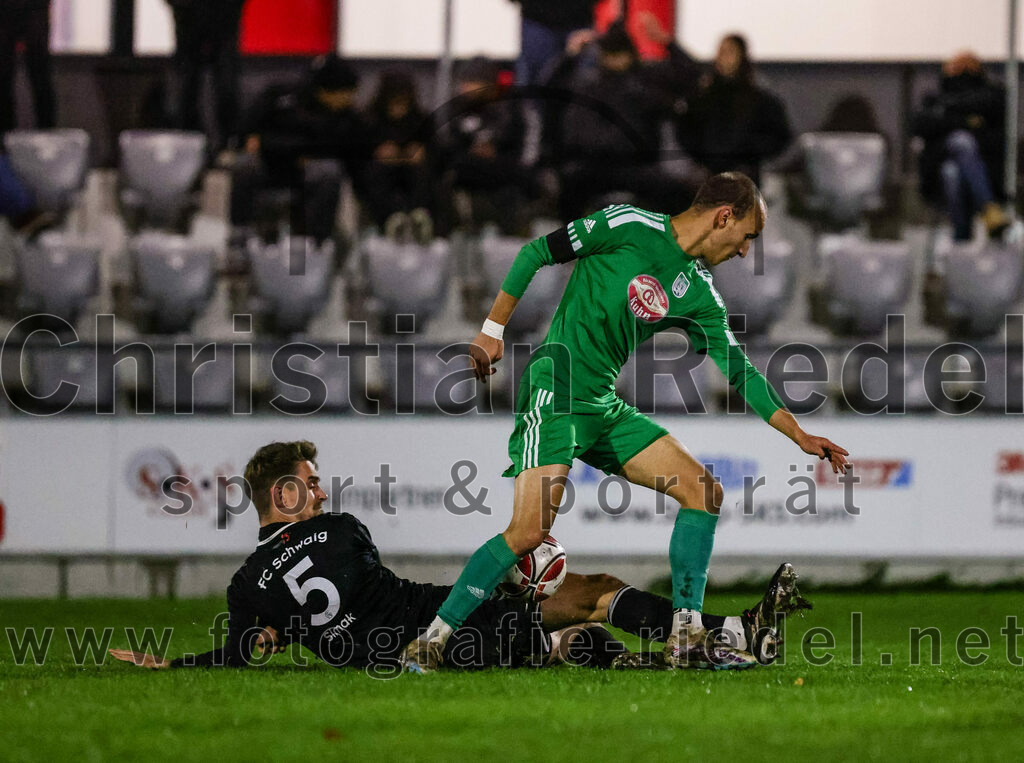 2023-11-03_061_FC_Schwaig_gegen_TuS_Holzkirchen | Oberding, Deutschland, 03.11.2023:
Fußball, Landesliga Südost 2023 / 2024, 19. Spieltag, FC Schwaig gegen TuS Holzkirchen, Endergebnis: 4:1

Mario Simak (FC Schwaig, #5), Leander Haunolder (TuS Holzkirchen, #16)

Foto: Christian Riedel / fotografie-riedel.net