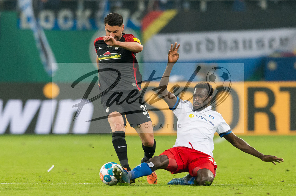 HSVSCF20220419_375 | Fussball, Herren: Vincenzo Grifo (SC Freiburg) und Bakery Jatta (Hamburger SV) im Zweikampf beim DFB-Pokal-Halbfinalspiel zwischen Hamburger SV und SC Freiburg im Volksparkstadion am 19.04.2022 in Hamburg, Deutschland.DFB / DFL REGULATIONS PROHIBIT ANY USE OF PHOTOGRAPHS AS IMAGE SEQUENCES AND/OR QUASI-VIDEO. - Realisiert mit Pictrs.com