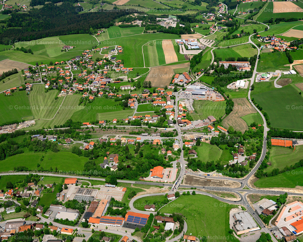 2724118 | RICHARDSREUT 19.05.2007 Landwirtschaftliche Nutzflächen und Feldgrenzen  umsäumen das Siedlungsgebiet des Dorfes in Richardsreut im Bundesland Bayern, Deutschland // Agricultural land and field boundaries surround the settlement area of the village  in Richardsreut in the state Bavaria, Germany Foto: Gerhard Launer