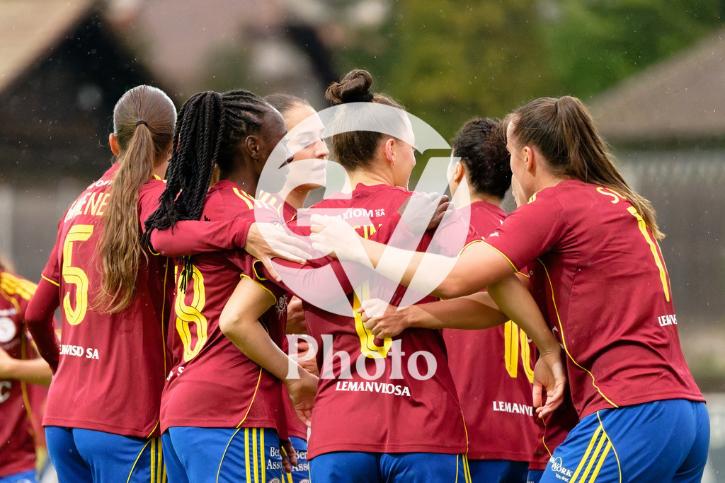 DZ8_6934_c | Switzerland: AXA Womens Super League 2025/26, Servette FC Chenois Feminin vs FC Aarau Frauen - Stade des Trois-Chene, Chene-Bourge: Paula Serrano Castano (19 Servette FC Chenois Feminin) celebrates after scoring her team's first goal with teammates 