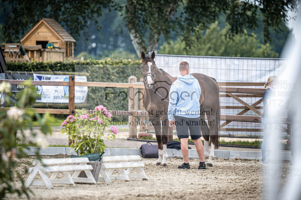 DOS_2402 | Entdecke hochwertige Reitturnierfotos von Foto Oger. Professionell, emotional und authentisch – jetzt Lieblingsmomente im Shop bestellen.Deutschlandweite Turnierfotografie. - Realisiert mit Pictrs.com