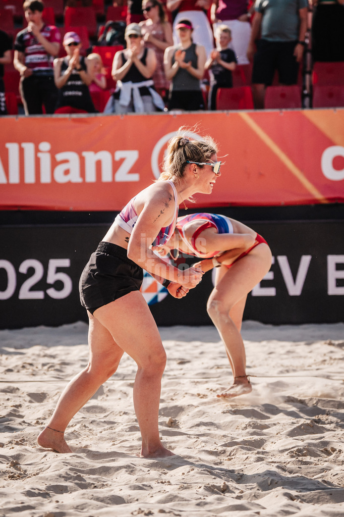Beachvolleyball | Frauen | Allianz German Beach Tour 2025 | Tourstop Bremen | 13.06.2025 | v.l. Sandra Ferger und Larissa Claassen jubeln