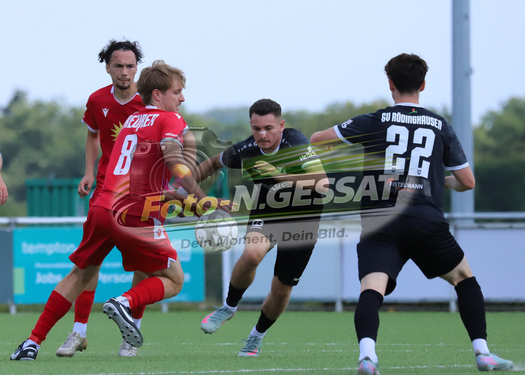 SV Rödinghausen II - FC Preußen Espelkamp | Auf dem Bild zu sehen: schwarz SV Rödinghausen II: Arvin Moulai ; rot FC Preußen Espelkamp: Dennis SchmidtSV Rödinghausen II, FC Preußen Espelkamp, Saison 25/26, Westfalenliga, Rödinghausen, Deutschland - Realisiert mit Pictrs.com