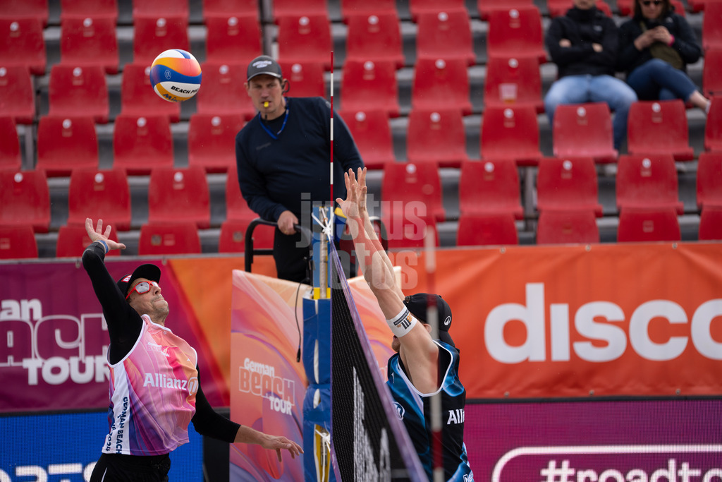 Sportart | Geschlecht | Saison 2022/2023 | Liga | Team1 vs. Team2 | TT.MM.JJJJ | Nejc Zemljak (links) beim Angriff gegen Richard Peemüller (rechts)