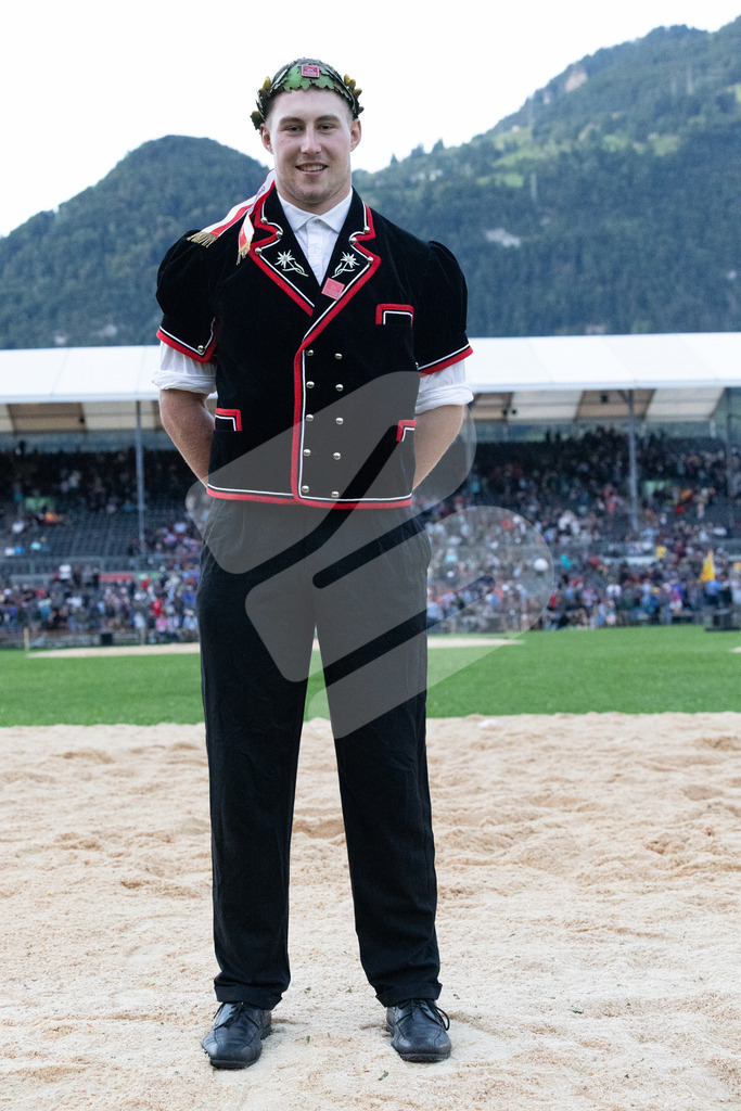 ESAF2025_Ehrung_7497 | Die Schwinger des Schwyzer Kantonalen Schwingerverbandes: Fotos, die Dynamik und Leidenschaft festhalten, sowie emotionale Momente aus dem traditionellen Schwingsport zeigen. - Realisiert mit Pictrs.com