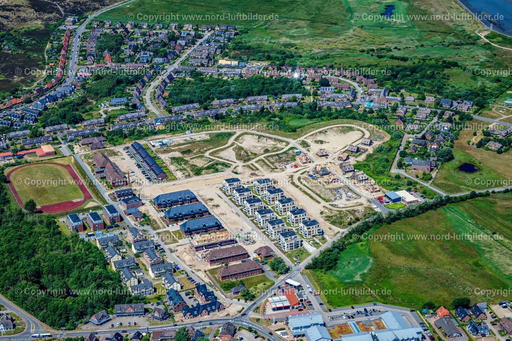 Sylt_List_Dünenpark_Ehemals_Kaserne_ELS_6071210625 | LIST AUF SYLT 21.06.2025 Baustelle zur Sanierung und zum Umbau des Gebäudekomplex der ehemaligen Kaserne zu einer Mehrfamilienhauswohnanlage " Dünenpark List auf Sylt " an der Straße Querdünenpfad in List auf Sylt im Bundesland Schleswig-Holstein, Deutschland. Weiterführende Informationen bei: BIG BAU Investitionsgesellschaft mbH,  DSK - BIG Deutsche Stadt- und Grundstücksentwicklungsgesellschaft mbH & Co. KG,  DSK Deutsche Stadt- und Grundstücksentwicklungsgesellschaft mbH & CO. KG. // Construction site for the renovation and conversion of the former barracks building complex into an apartment building complex" Duenenpark List auf Sylt " on street Querduenenpfad in List auf Sylt in the state Schleswig-Holstein, Germany. Further information at: BIG BAU Investitionsgesellschaft mbH,  DSK - BIG Deutsche Stadt- und Grundstuecksentwicklungsgesellschaft mbH & Co. KG,  DSK Deutsche Stadt- und Grundstuecksentwicklungsgesellschaft mbH & CO. KG. Foto: Martin Elsen