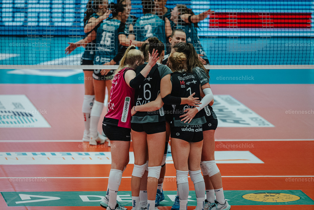 Dresdner SC - Binder Blaubären TSV Flacht, DEKRA 1. Bundesliga Frauen, Volleyball | Im Bild: Teamkreis Binder Blaubären TSV Flacht24.10.2026, Dresdner SC -  Binder Blaubären TSV Flacht, DEKRA 1. Bundesliga Frauen, Volleyball, Deutschland, Dresden, Cyberport Arena