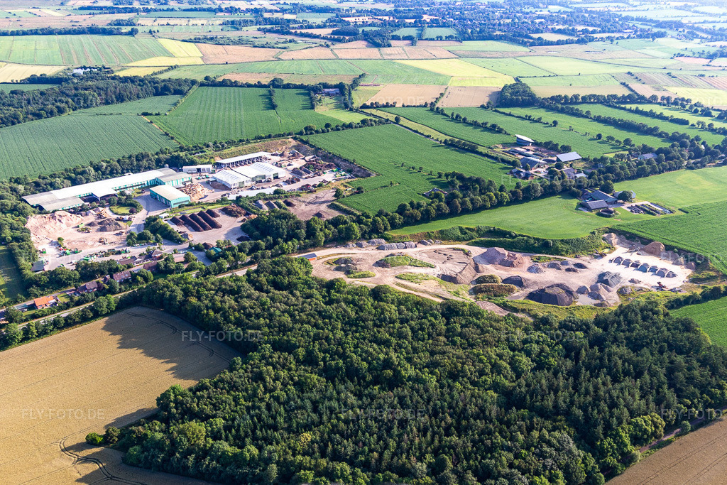 Luftbild: Gelände der Müll- und Recycling- Sortieranlage der KBA Kompost,-Bauschutt-und Altstoff T&T GmbH und Co. KG in Bargenstedt im Bundesland Schleswig-Holstein in Deutschland. Foto: IMG_0007132.jpg vom 11.07.2021 durch Werner Riehm/FLY-FOTO.de