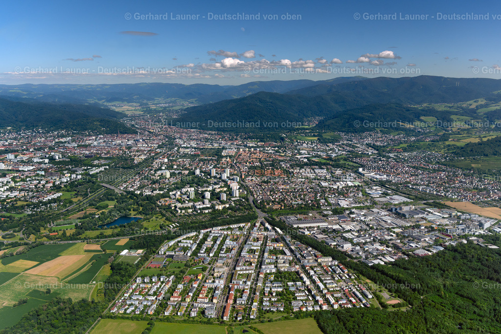 4033719 | SANKT GEORGEN 30.06.2020 Stadtgebiet mit von Wald- und Forstflächen umsäumten Außenbezirken und Innenstadtbereich in Sankt Georgen im Bundesland Baden-Württemberg, Deutschland // Urban area with outskirts and inner city area surrounded by woodland and forest areas in Sankt Georgen in the state Baden-Wuerttemberg, Germany Foto: Gerhard Launer