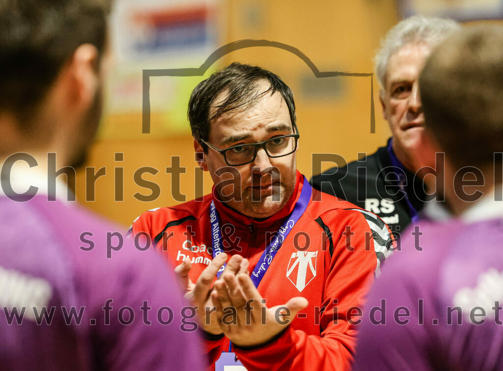 2024-02-24_040_SpVgg_Altenerding_gegen_SSG_Metten | Erding, Deutschland, 24.02.2024:
Handball, Bezirksoberliga Männer 2023 / 2024, 16. Spieltag, SpVgg Altenerding gegen SSG Metten, Endergebnis: 29:24

Trainer Simon Klawe (SpVgg Altenerding)

Foto: Christian Riedel / fotografie-riedel.net