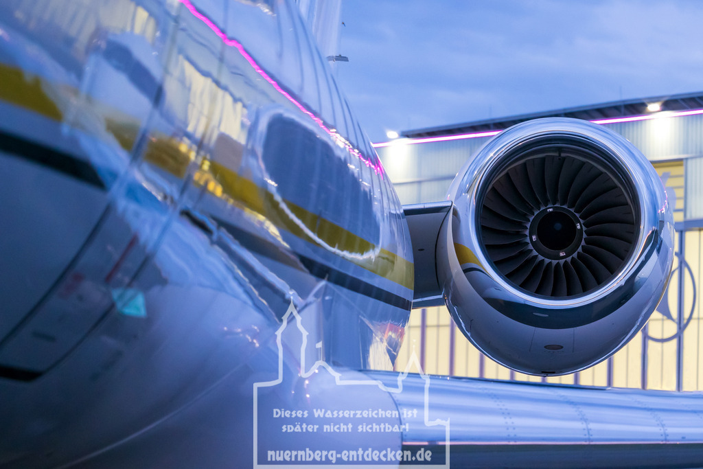 Business-Jet im Abendlicht | Bombardier Businessjet am Flughafen Nürnberg am Abend. Schöne Lichtreflexionen an der sauberen Hülle des Flugzeuges. Der Fokus liegt auf dem Triebwerk.  - Realisiert mit Pictrs.com