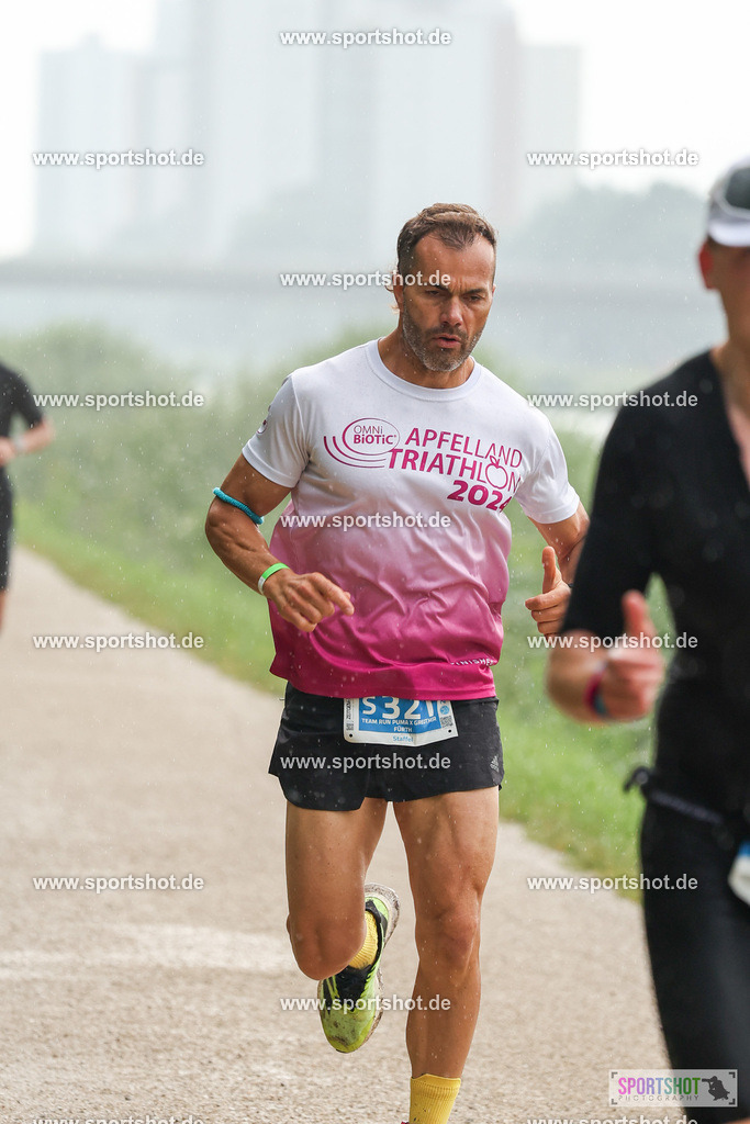 LUR_1314 | 34. M-net Erlanger Triathlon 2025 #erlangertriathlon  #mnettriathlon2025 #mnettriathlon #team #olympischedistanz #mitteldistanz #triathlon #maindonaukanal  #erlangertriathlon2025 #yourpictrs #tv1848 #tv1848erlangen  #triathlonbayern #sportinerlangen #demsportverbunden #sportshot_your_pictrs Copyright: www.sportshot.de