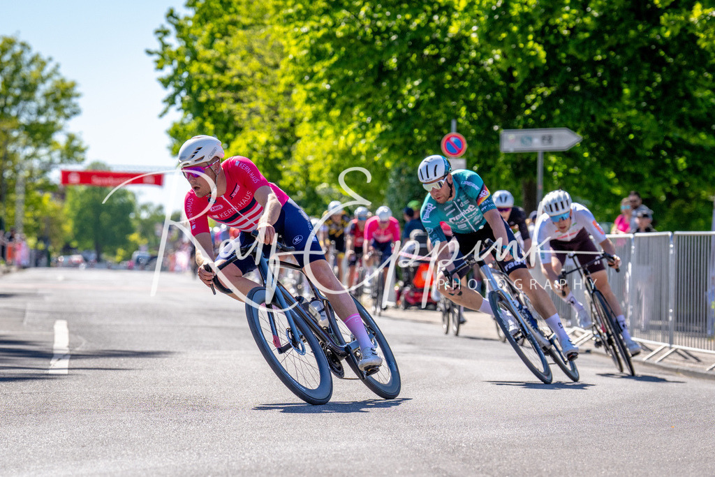 Spurt in den Mai 2026 - Großer Preis der Sparkasse Neuss | Annual one-day road cycling race "Großer Preis der Sparkasse Neuss" held in Büttgen, Germany, organized by VfR Büttgen 1912 e.V. The event features multiple races across all age categories from U11 youth to Elite men. - Realisiert mit Pictrs.com